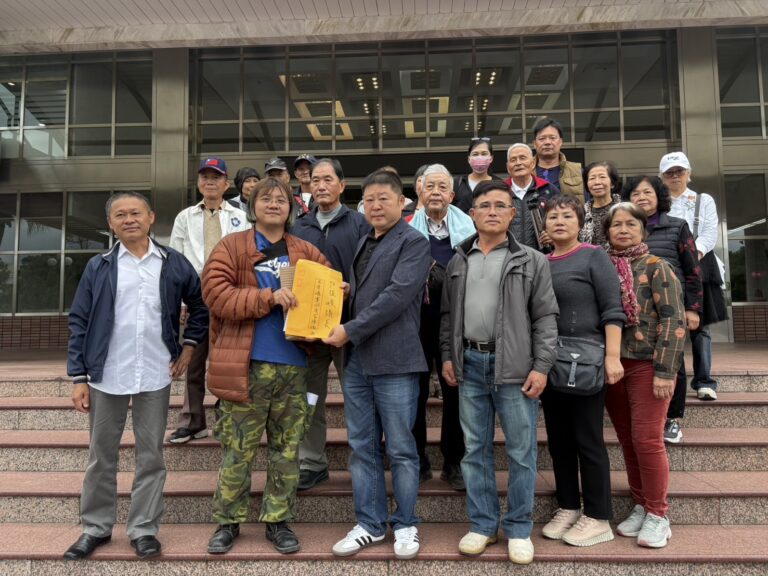議長張峻接下光復鄉 20 多位鄉親代表親自遞交的約 1,500 位鄉民連署的陳情書。（圖／記者 趙靜姸翻攝）