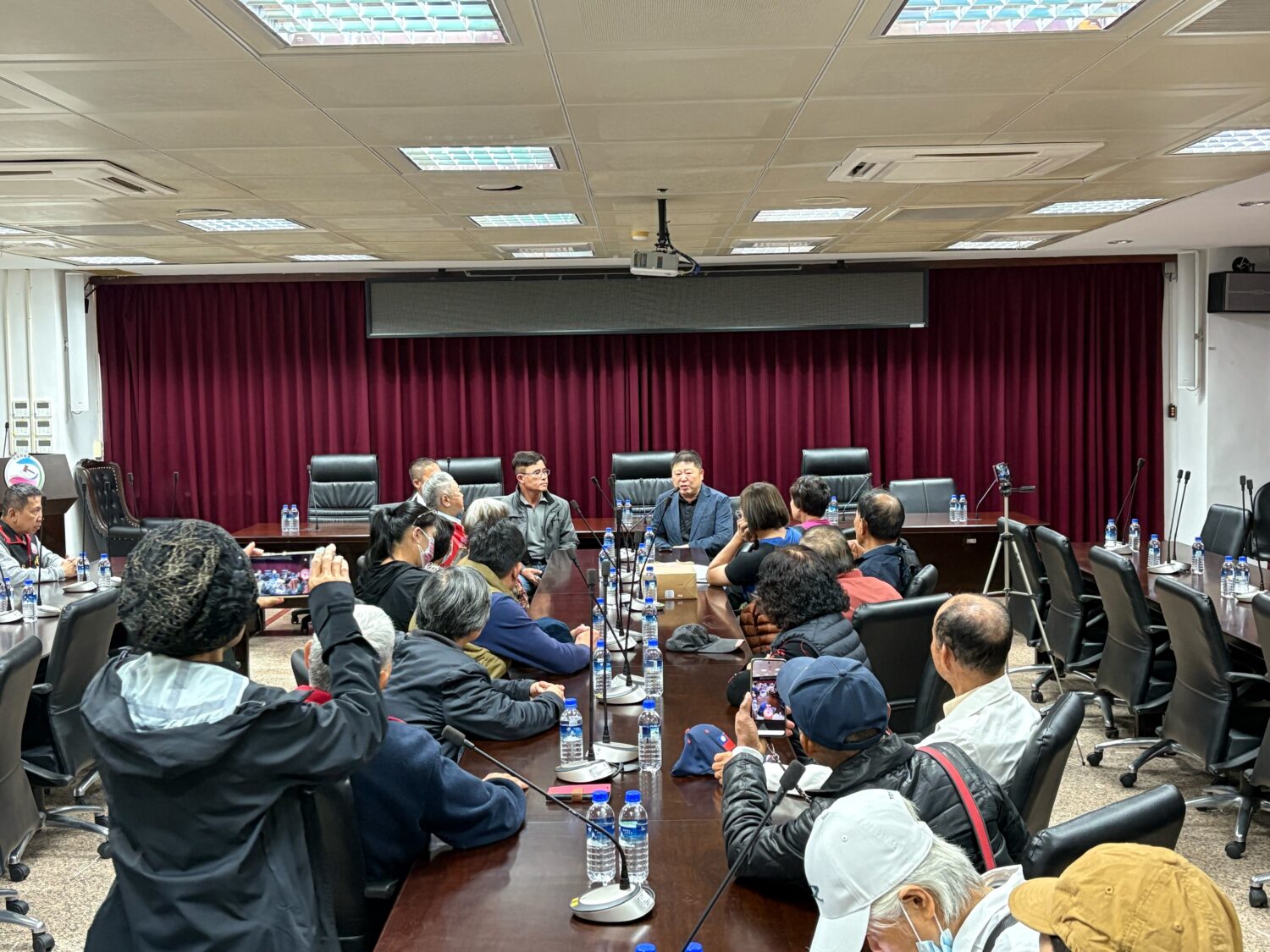 張峻（右前）呼籲縣政府應傾聽災民最真實的聲音，儘速完成相關預算編列與補償機制，協助災區家庭重建生活。（圖／記者 趙靜姸翻攝）