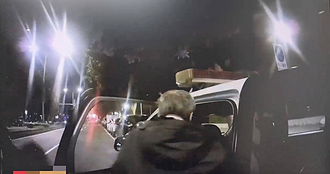 員警護送劉姓老翁返所休息。(圖/記者 戴昱弘翻攝)