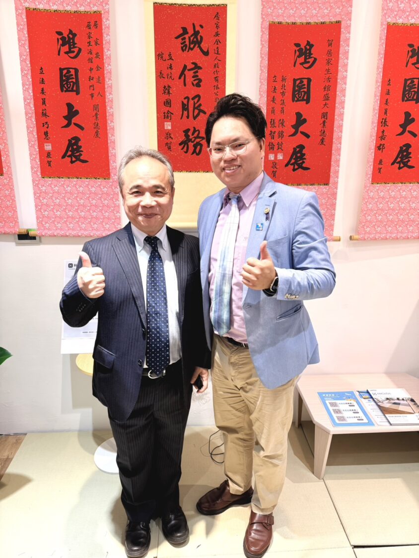 真耶穌教會執事謝文欽（左）與「居家安全達人股份有限公司」執行長林道然（右）合影，並祝福與會來賓及居家生活館，能成為當地家庭的好幫手。（圖／記者 趙靜姸翻攝）