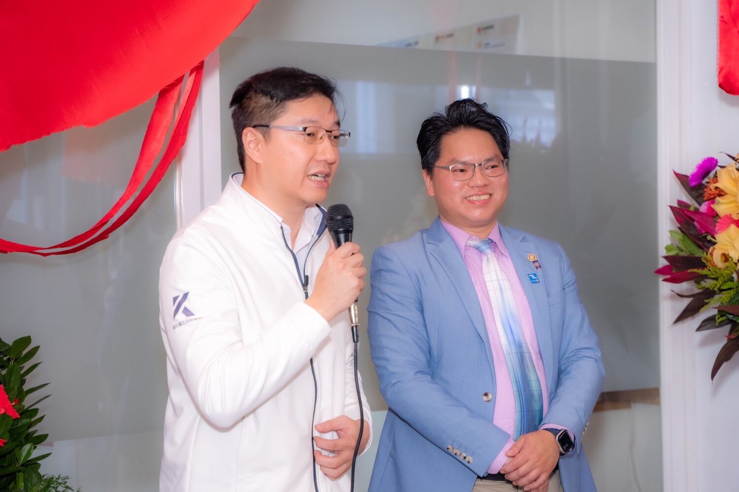 立法委員張智倫（左）蒞臨現場向「居家安全達人股份有限公司」執行長林道然（右）表示祝賀，並說明政府最新的「老宅延壽機能復新計畫」，三年投入50億元、最高補助960萬元。（圖／記者 趙靜姸翻攝）