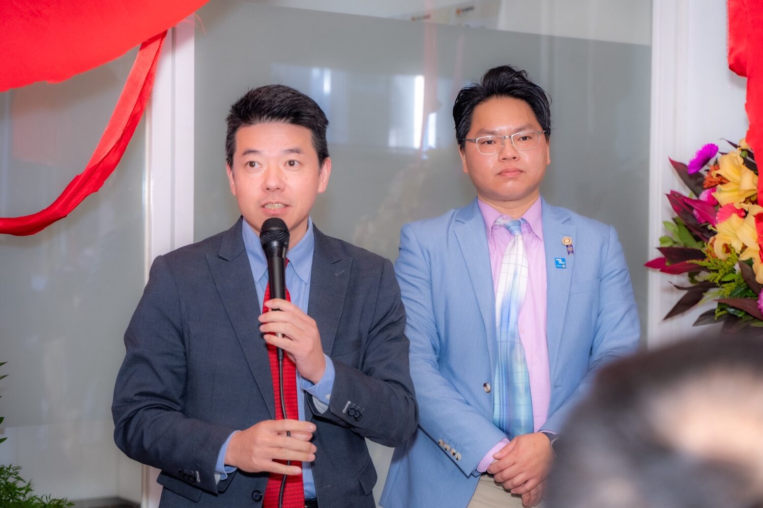 BNI 新北西A區執行董事周令璿（左）表示居家生活館透過合作取代競爭，相信在「居家安全達人股份有限公司」執行長林道然（右）的帶領下，打造成新藍海市場的示範店。（圖／記者 趙靜姸翻攝）