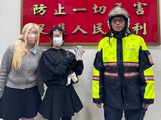 日籍遊客開心與處理員警合影。（圖／記者 戴昱弘翻攝）