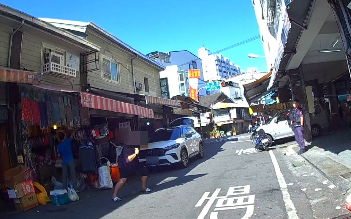 「酒醉男失控」闖市場嚇壞民眾 警果斷出手化解危機 - https://www.watchmedia01.com