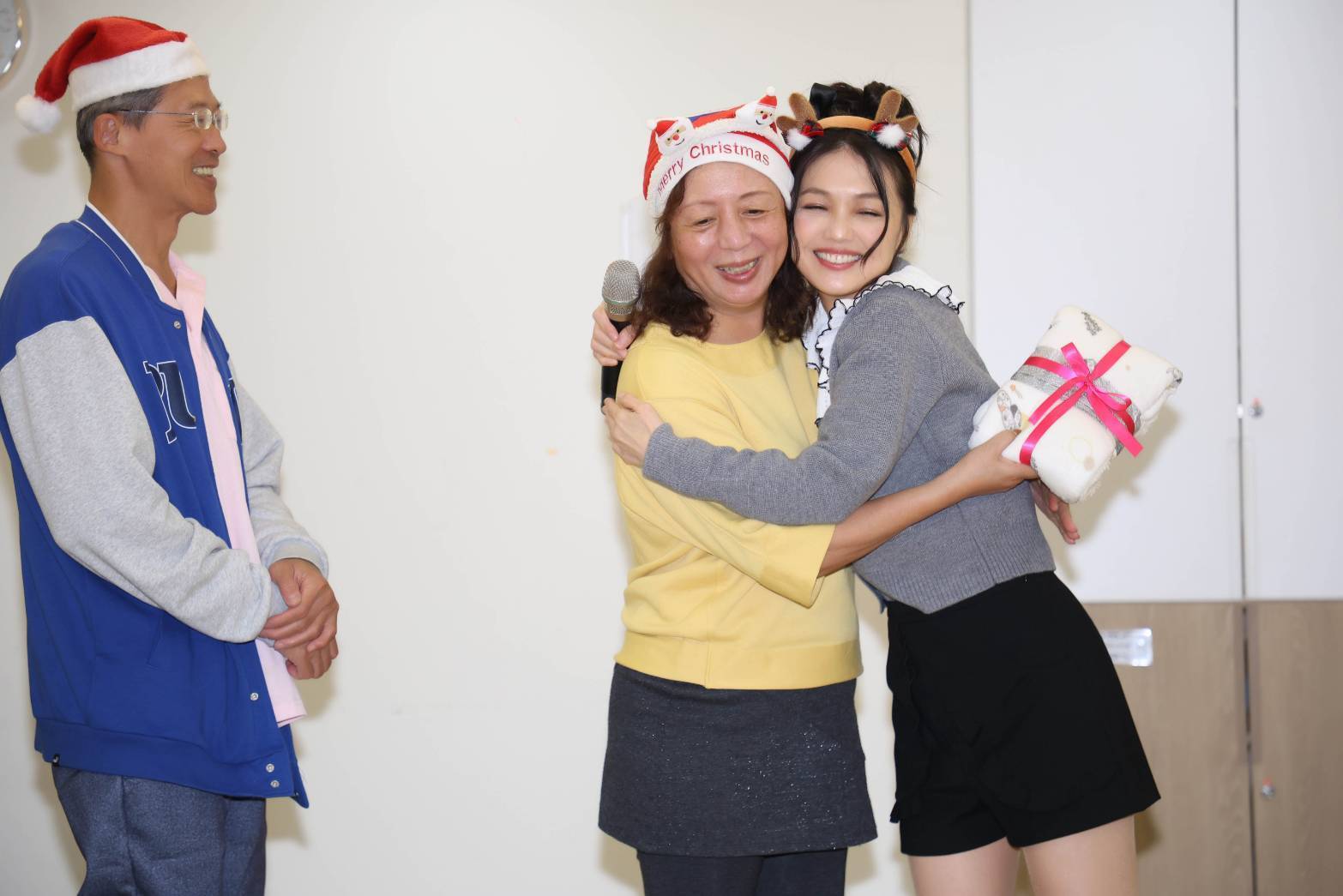 蜜雪說：「用真心的擁抱，讓長輩永飽安康。」(圖/紅心字會 提供)