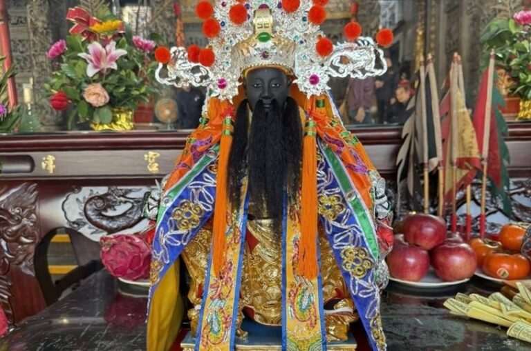 溫府千歲神像隨宜蘭王船遶境活動亮相，吸引信眾與民眾關注。（圖／宜蘭八重山西關廟提供）