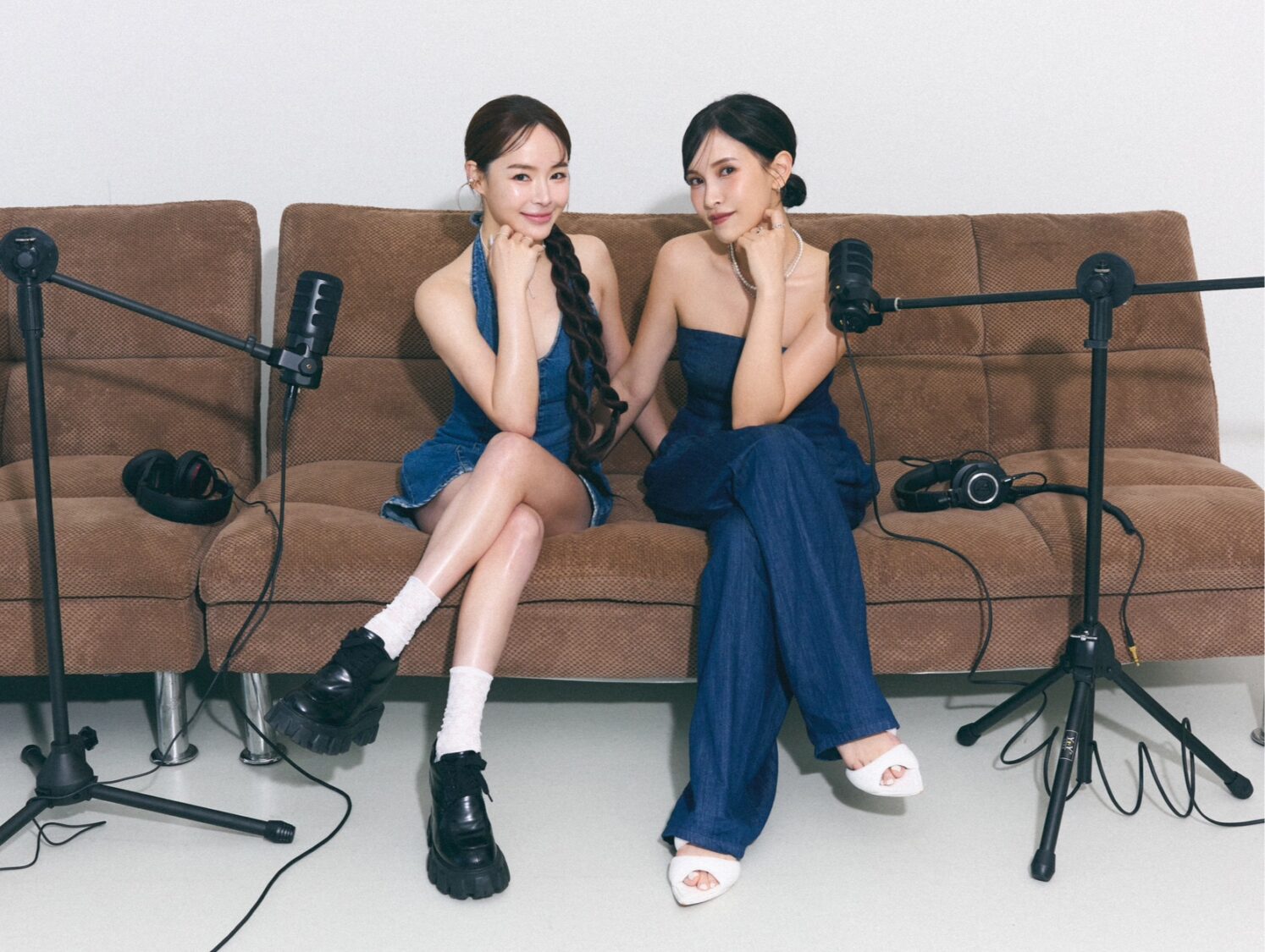 陳又榕與黃小米在錄音室默契十足,展現十多年閨蜜合作的自然與真誠。(圖/陳又榕、黃小米 提供)