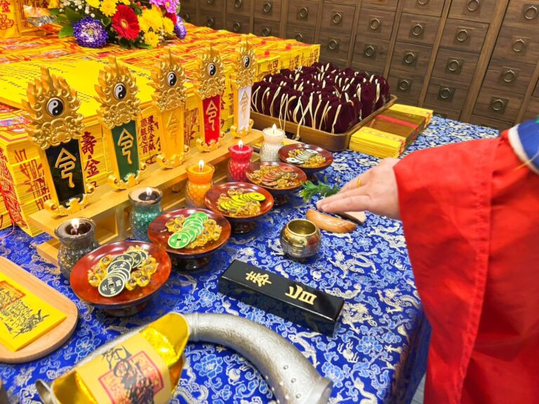 參與者可將生辰八字、名片與象徵五行能量的「五路財神通寶」存放於個人寶庫中。（圖／新竹財神殿提供）