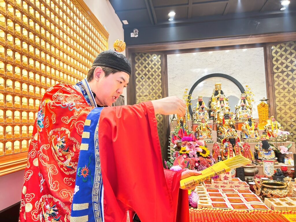 大乙道長以公開透明方式執行科儀服務。（圖／新竹財神殿提供）