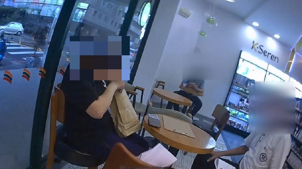 警方埋伏現場查獲準備與被害人進行現金面交的「女車手」，當場將其制伏並查扣相關證物。（圖／記者林家嘉翻攝）