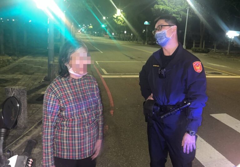 警方深夜於北屯重劃區尋獲徘徊街頭的失蹤老婦，立即上前關懷並平安護送返家。（圖／記者林家嘉翻攝）