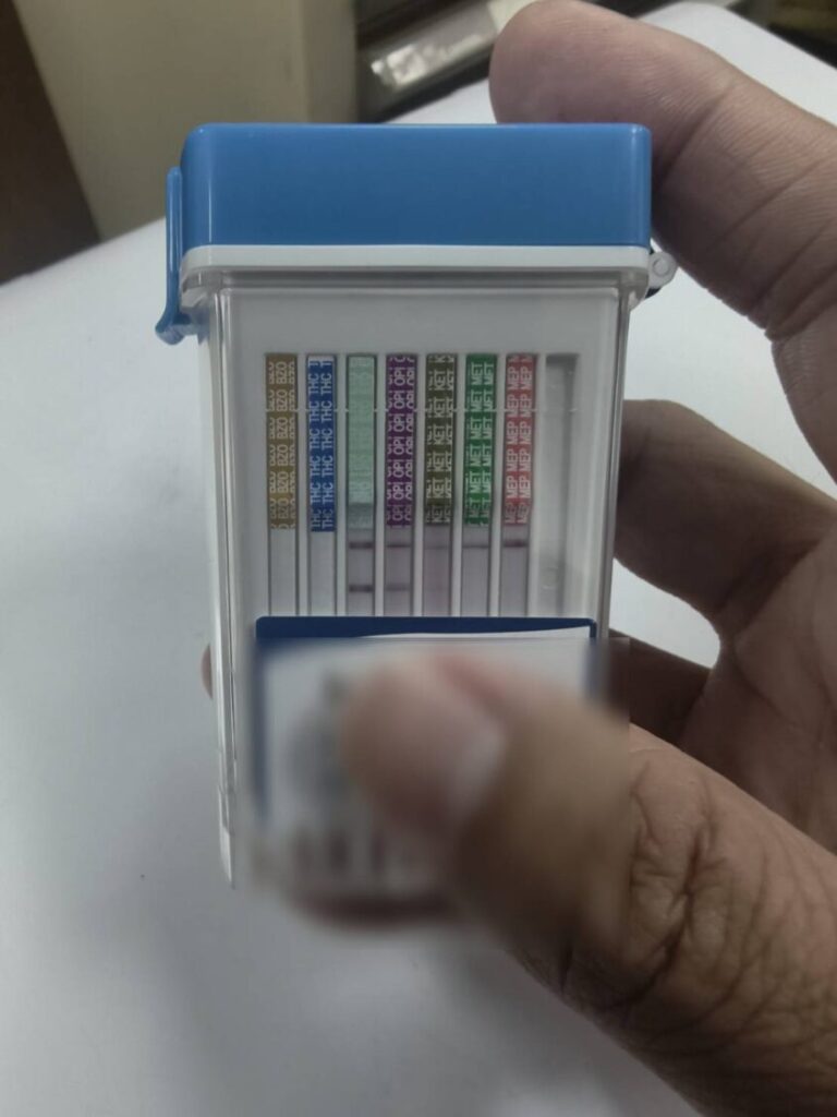 大雅警分局員警運用毒品唾液快篩檢測重機騎士是否涉毒，強化毒駕取締成效。（圖／記者林家嘉翻攝）