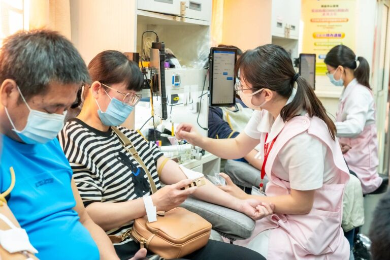 民眾踴躍挽袖捐血，以實際行動守護生命，讓愛在社區悄悄流動。（圖／記者林家嘉翻攝）