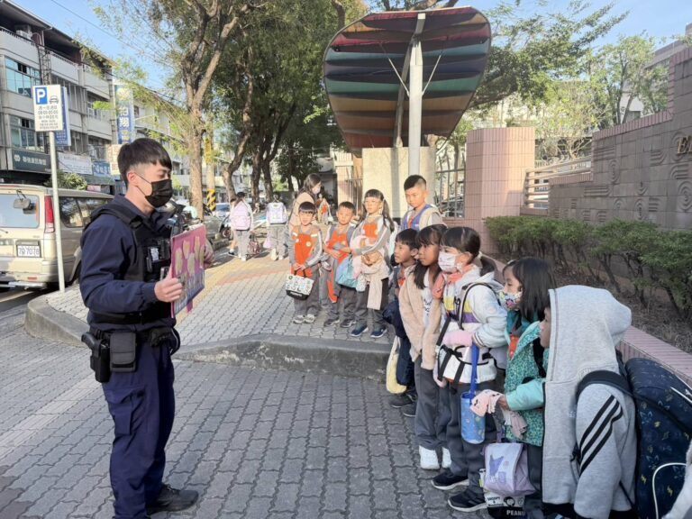 台中市警五分局水湳派出所員警利用放學時段向學童宣導反詐與交通安全觀念,吸引孩子專注聆聽。(圖/記者林家嘉翻攝)
