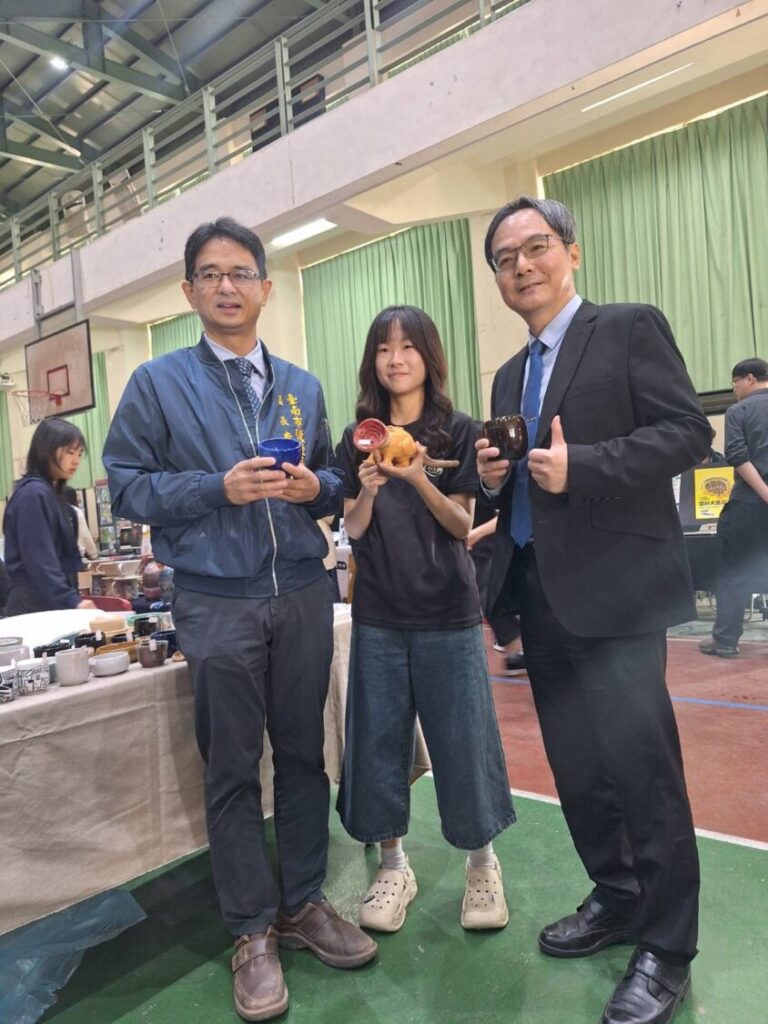 取得陶瓷手拉坏丙級證照的美工科學生於活動中親自指導民眾體驗手拉坏,吸引大小朋友熱情參與,現場氣氛熱鬧溫馨。(圖/記者林家嘉翻攝)