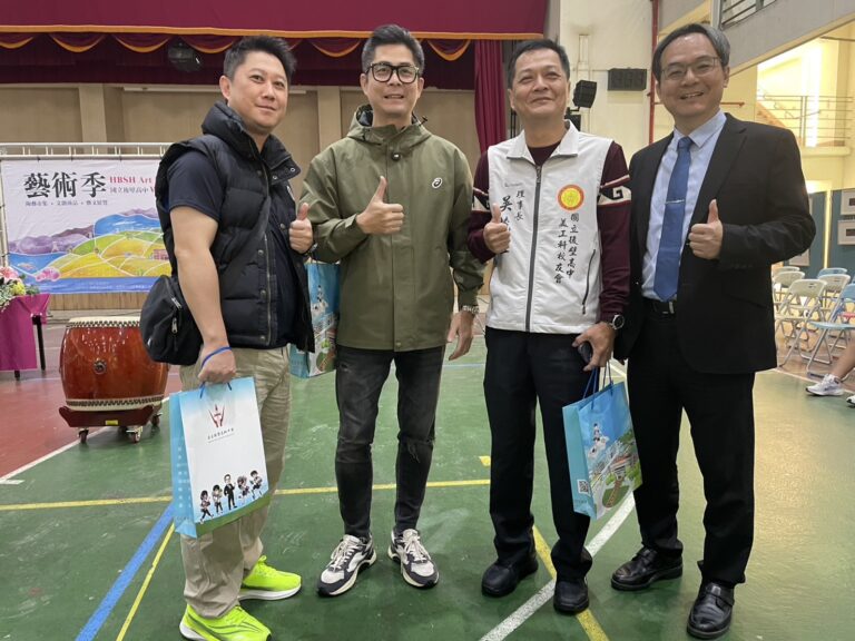 美工科校友(圖左起)、後壁高中美工科校友網紅張譯(嘴哥)、美工科校友會吳茂盛理事長和黃彥鳴校長,共同為藝術創作與教育成果喝采。(圖/記者林家嘉翻攝)