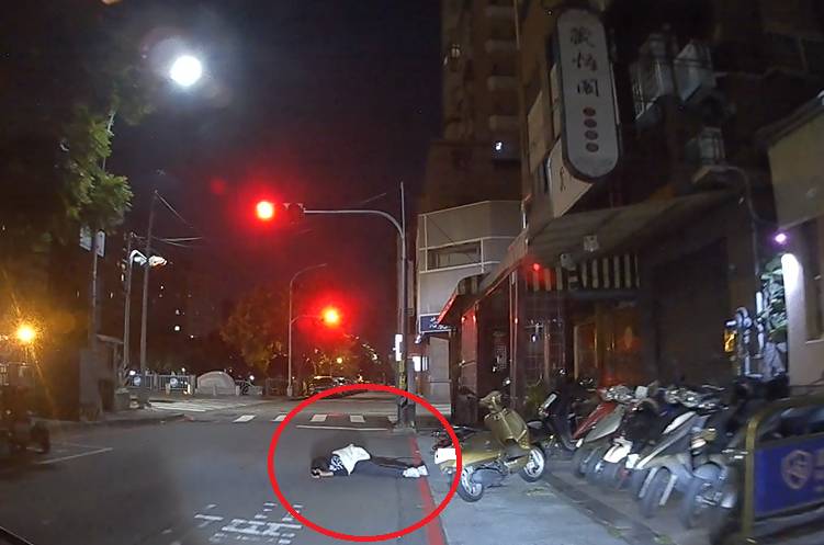 酒醉男子深夜倒臥車道中央,公益派出所員警即時上前將人拖離危險車道,成功化解交通危機。(圖/記者林家嘉翻攝)