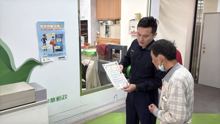 大雅警分局員警走進金融機構,向民眾進行「三分鐘識詐」短講,以實際案例提醒常見詐騙話術。(圖/記者林家嘉翻攝)
