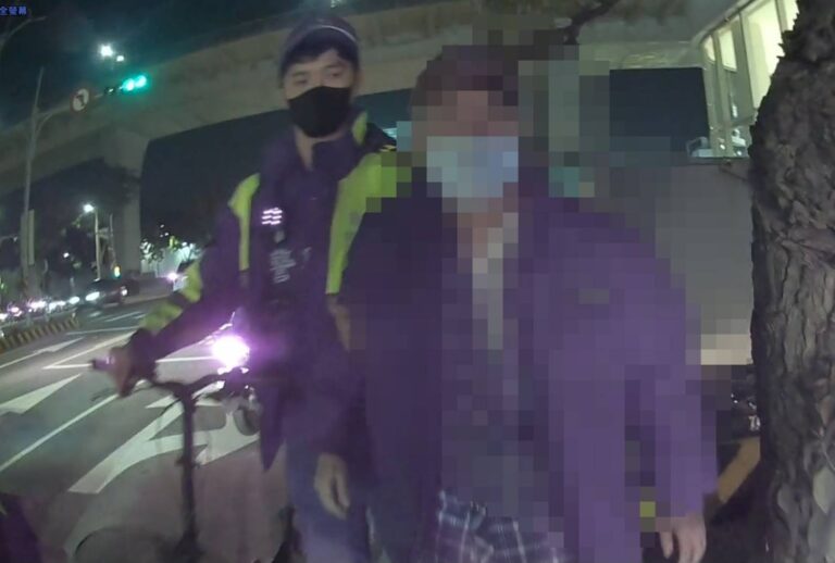 潭北派出所員警深夜於潭子區尋獲迷途失智老翁，耐心安撫並協助其安全返家。（圖／記者林家嘉翻攝）