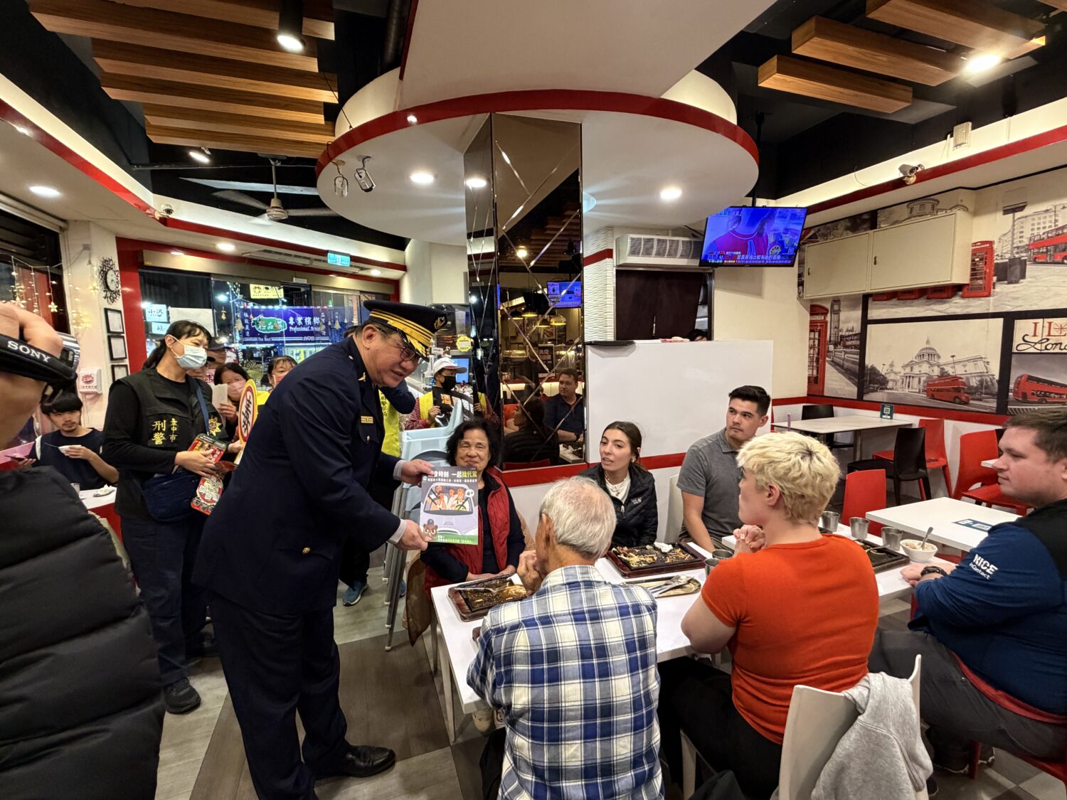 大甲警蔣公路夜市開講 分局長推動「餐桌宣導」防詐交安無國界