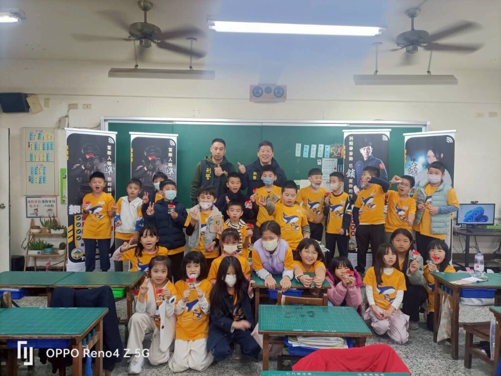第五分局偵查隊與北屯派出所前進建功國小辦理反詐騙宣導，透過「識詐得來速」及故事教學方式，讓學童在歡笑中建立防詐觀念。（圖／記者林家嘉翻攝）