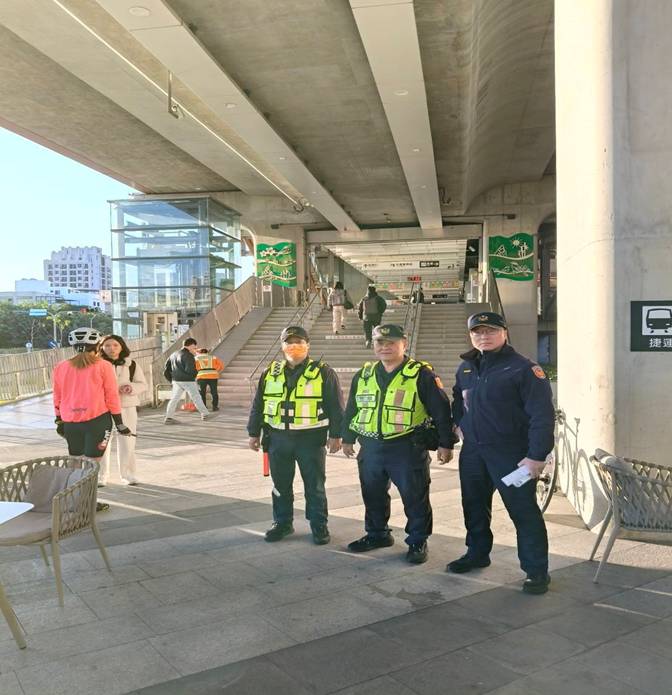 第五分局加強重要交通節點警力部署，於捷運站周邊實施定點守望與巡邏勤務，強化通勤尖峰時段治安維護，確保市民出行安全。（圖／記者林家嘉翻攝）