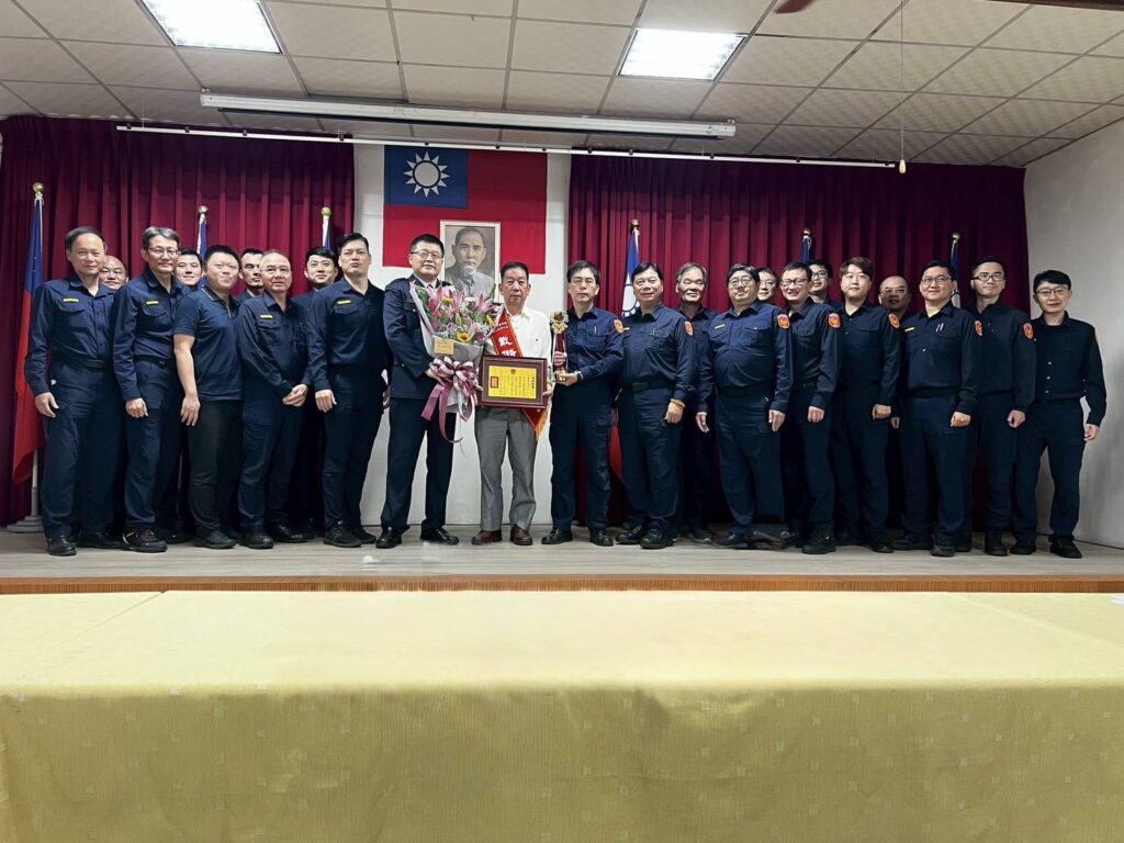霧峰警友辦事處主任戴儲賢獲頒「114年全國好人好事代表暨八德獎」，霧峰分局肯定其行善與支持警政。（圖／記者林家嘉翻攝）