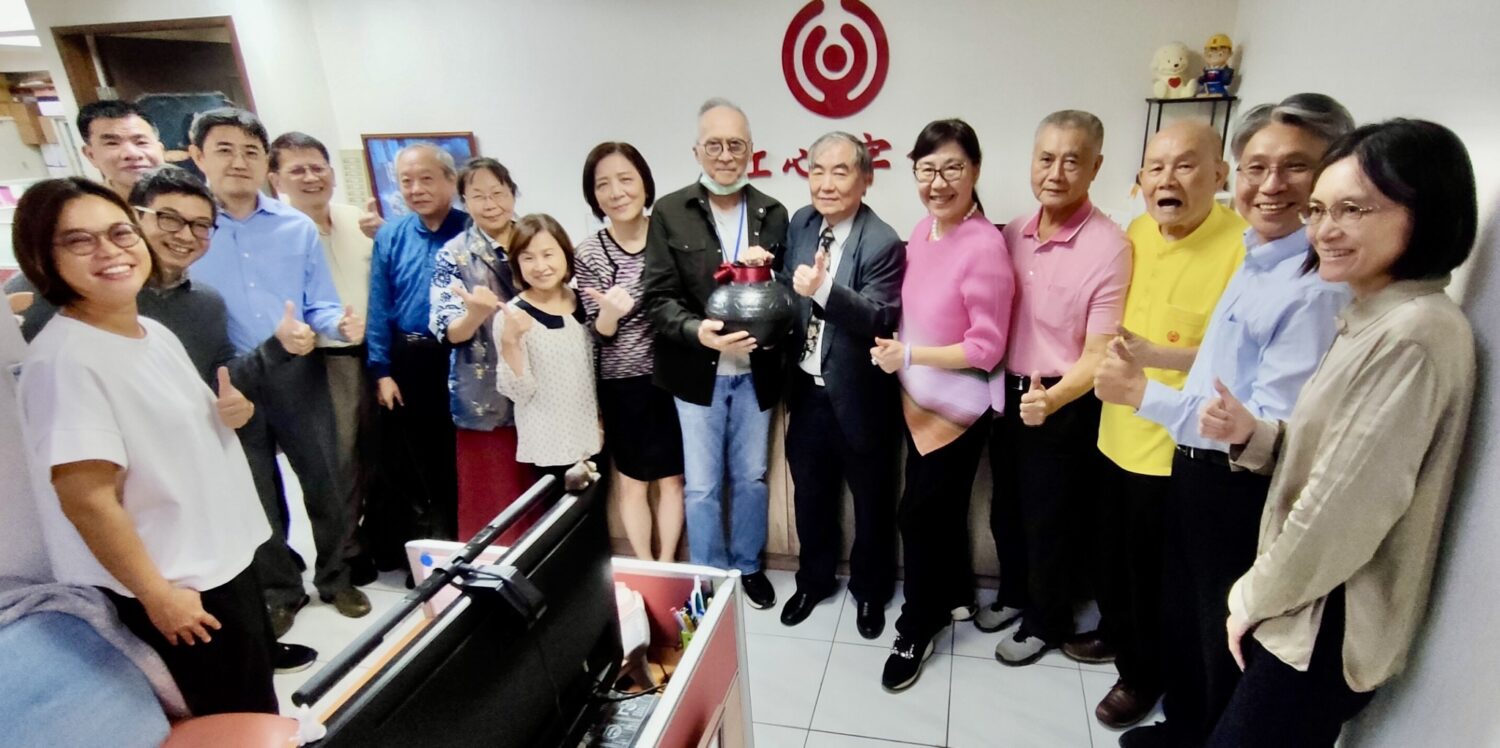 紅心字會第十二屆理監事聯合致贈紀念禮物給(右六)前理事長劉緒倫律師。(圖/紅心字會 提供)