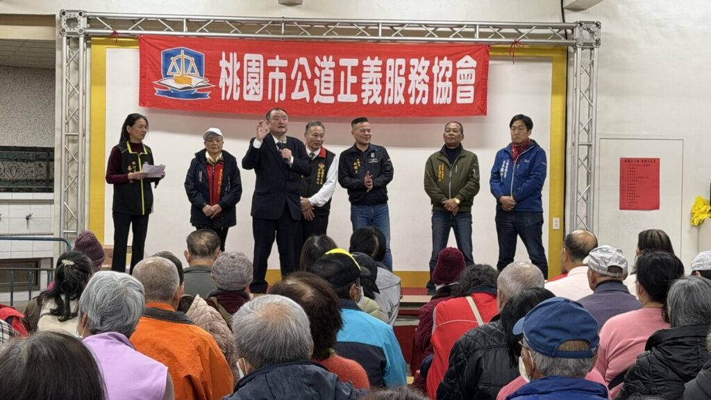 全國被害人權協會理事長劉承武(左三)、桃園市議員段樹文(右三)出席桃園公道正義服務協會公益慈善活動。(協會提供)