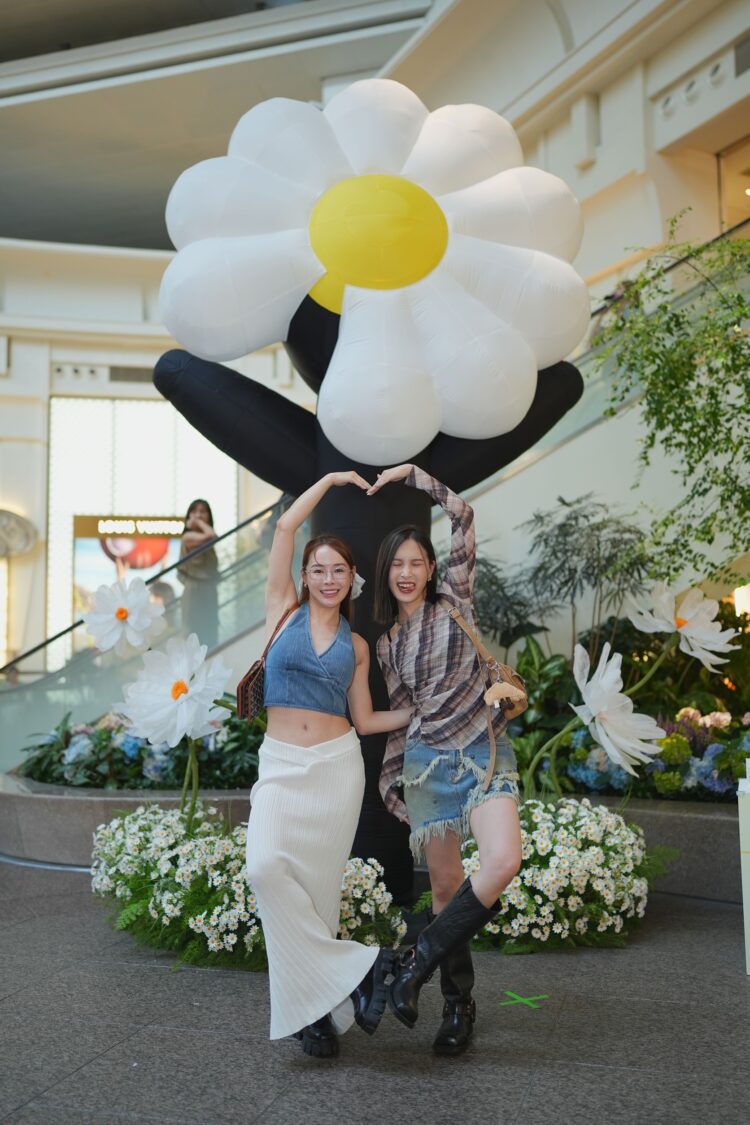 《小週末開Pod》兩位主持人討論節目內容,分享女性議題的深度交流。(圖/陳又榕、黃小米 提供)