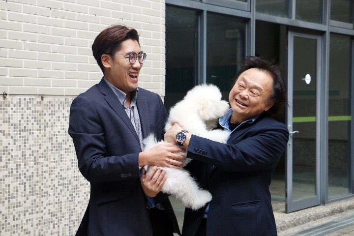 立委王世堅參觀台北海大寵物系看到滿滿的狗，竟爆笑說：「我雖然是貓奴，但這隻狗狗實在太可愛，忍不住！」(圖/台北海大 提供)