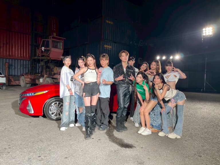 阿沁（中）量身訂製全新廣告單曲《TOYOTA冒險日記》。(圖/九日影業 提供)