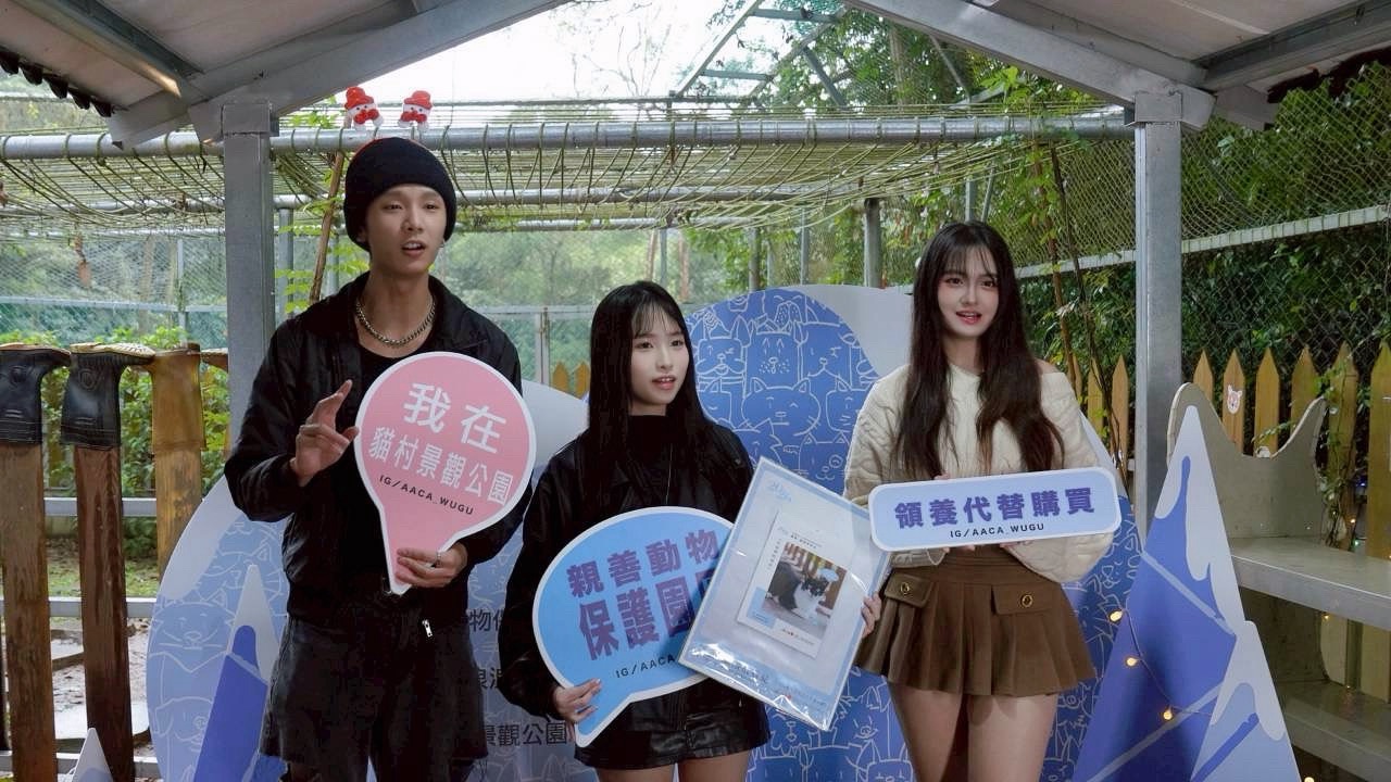 （由左至右）饒舌歌手Dopeace、校園女神申艾柔、潛力新生蕾蕾出席暖心聖誕浪浪公益活動。(圖/玩樂主義娛樂 提供)