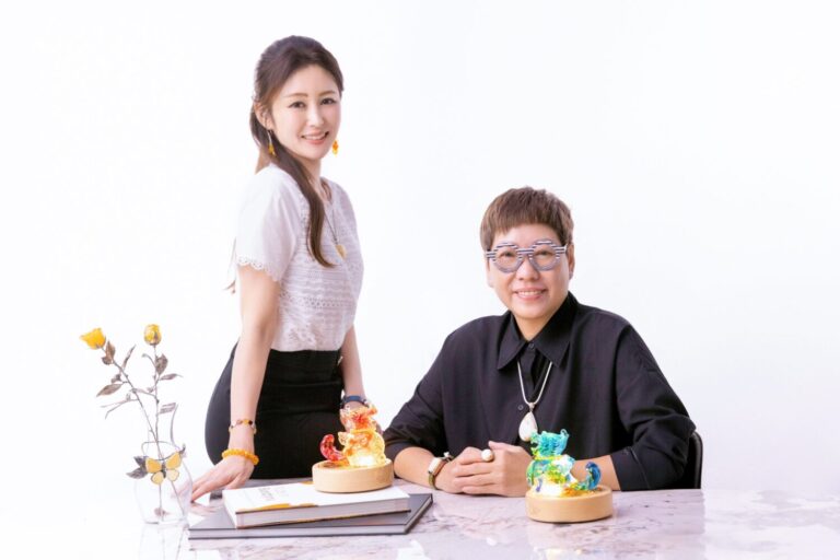 麻衣與琥珀女王「小劉姐」一起分享收藏心得。(圖/鏡藝宏海 提供 / 服裝iROO提供)