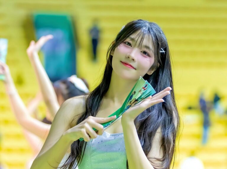 「Little Witches 小魔女啦啦隊」成員「娜比」，從校園中的素人女大生，到站上職業賽場成為球迷目光焦點。(圖/供稿單位 提供)