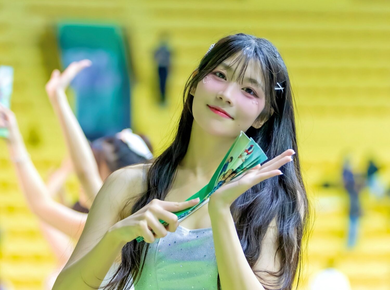 「Little Witches 小魔女啦啦隊」成員「娜比」,從校園中的素人女大生,到站上職業賽場成為球迷目光焦點。(圖/供稿單位 提供)