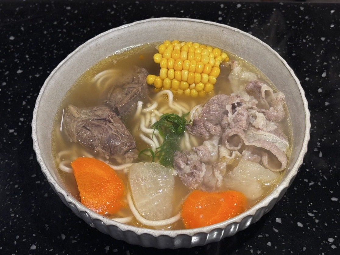 熱騰騰的牛肉麵在寒冷的冬季，成為最能療癒人心的料理。(圖/好食圓滿 提供)