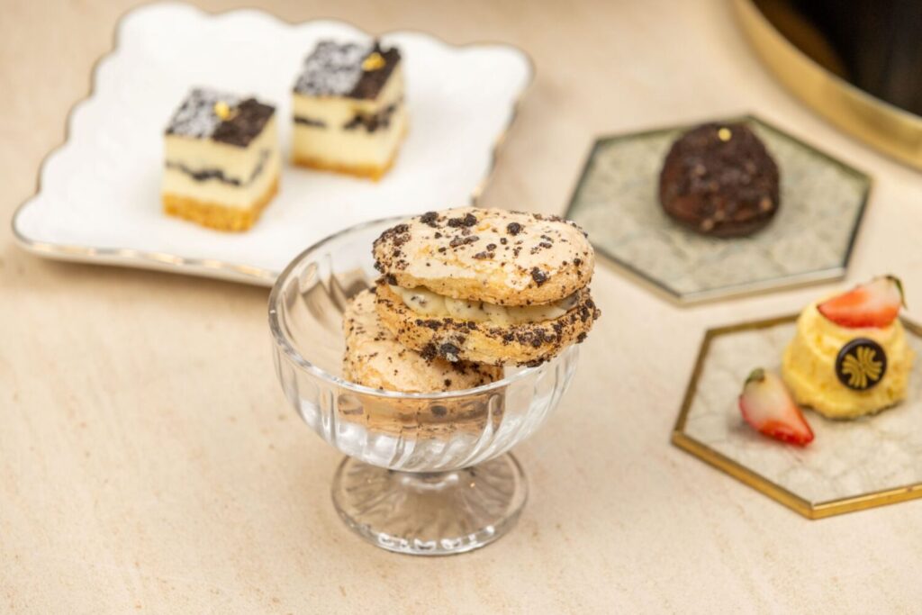 「達克瓦茲 OREO」在達克瓦茲的堅果香氣之上融入 OREO 巧克力碎片,為蛋糕體增添色澤與濃郁可可香。(圖/flavor 風格美食指南 提供)