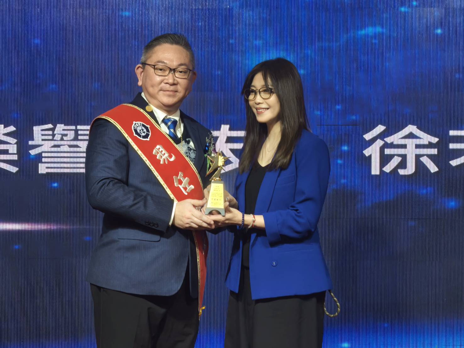 徐若瑄獲頒國際傑人會新北市中央會榮譽會友，因行程無法親自出席，由姐姐代為領獎。(圖/供稿單位 提供)