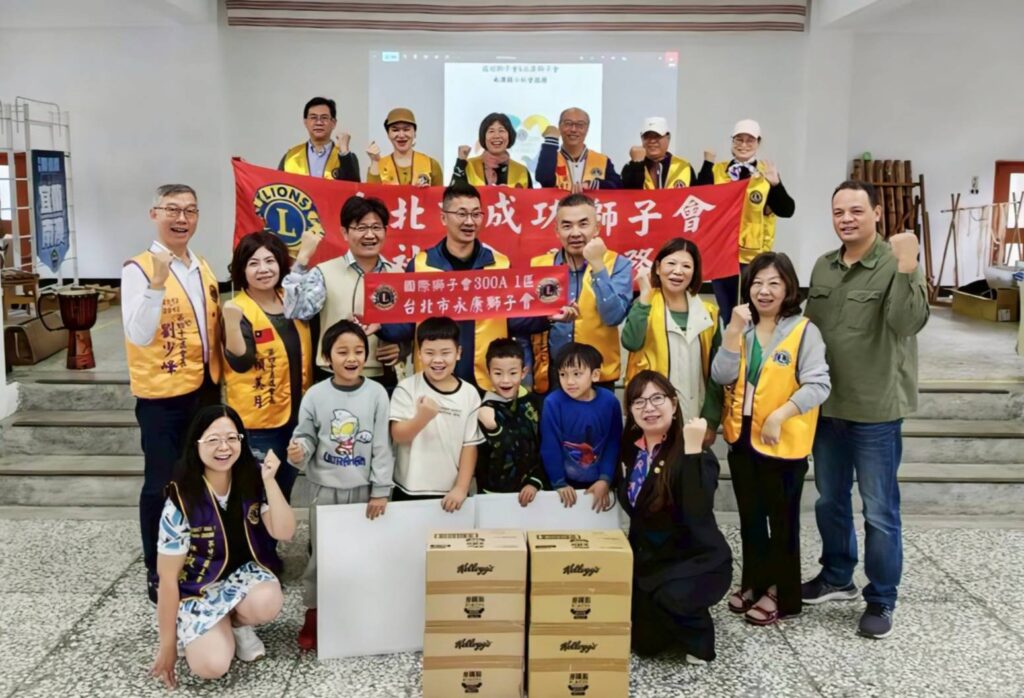 國際獅子會300A1區成功獅子會與永康獅子會捐贈宜蘭南澳國小LED燈，改善偏鄉學校照明。（翻攝畫面）