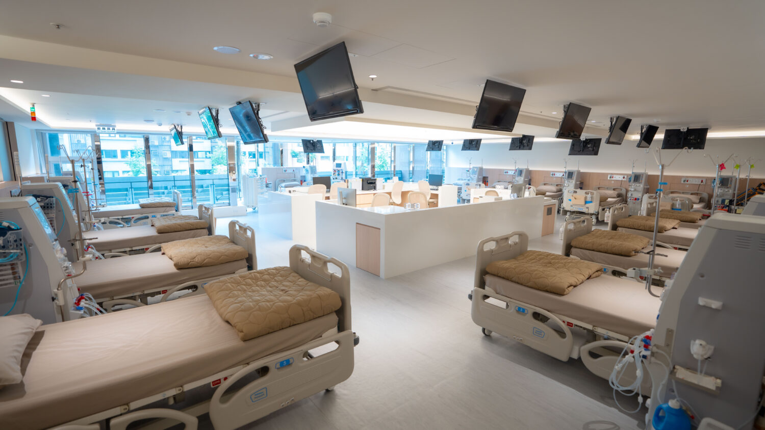 醫願診所交通便利，環境宜人，設施完善。寬敞明亮的大廳歡迎著每一位到來的客人，舒適的候診區讓您感受到家的溫暖，對腎友們來說，是長期治療路上難得的幸福與安定。(圖/醫願診所粉專 翻攝)