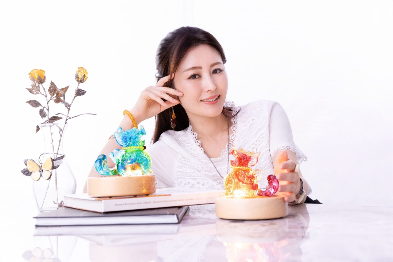 麻衣大推AMBERART「招財飛天貔貅琉璃琥珀擺件」就是一款非常具有收藏價值的貔貅。(圖/鏡藝宏海 提供 / 服裝iROO提供)