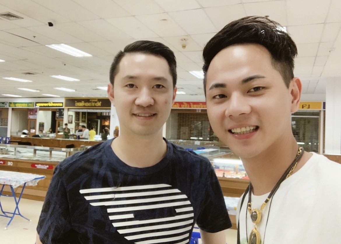 佛牌研究者俊儀(右)在台泰兩地被視為「值得信任的民間文化協作者。」(圖/夢幻佛牌 提供)