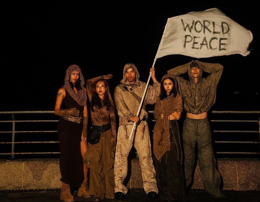 12月21號也是撞天赦日80年一遇吉日，阿卡莎納正式與團員NIKA、劉玳妍、MIA、KAINA一起組成全新團體《FIVE TWO EIGHT 五二八》推出全新首發單曲『Fight for Love 』，以其強勁的節奏和激昂的合唱，以愛與和平之名激勵每一位聽眾。(圖/阿卡莎納 提供)