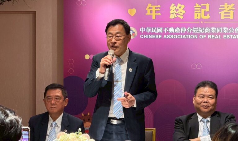 房仲全聯會理事長王瑞祺召開年終記者會,討論買氣銳減,房仲業面臨生存保衛戰等新聞議題。(圖/中華民國房仲公會全國聯合會 提供)