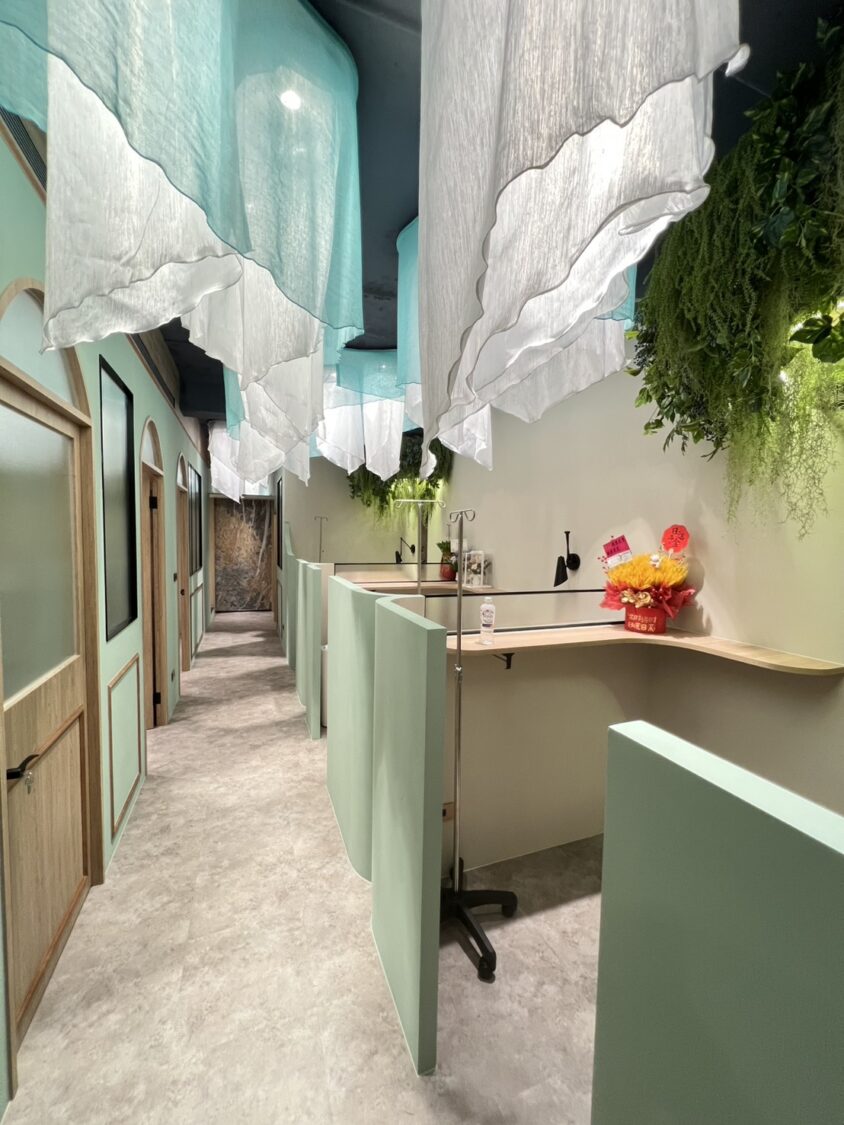 診所內部以青綠與木質調打造獨立的療程空間,營造安定、具隱私性的環境氛圍。(圖/葉宗祐 提供)