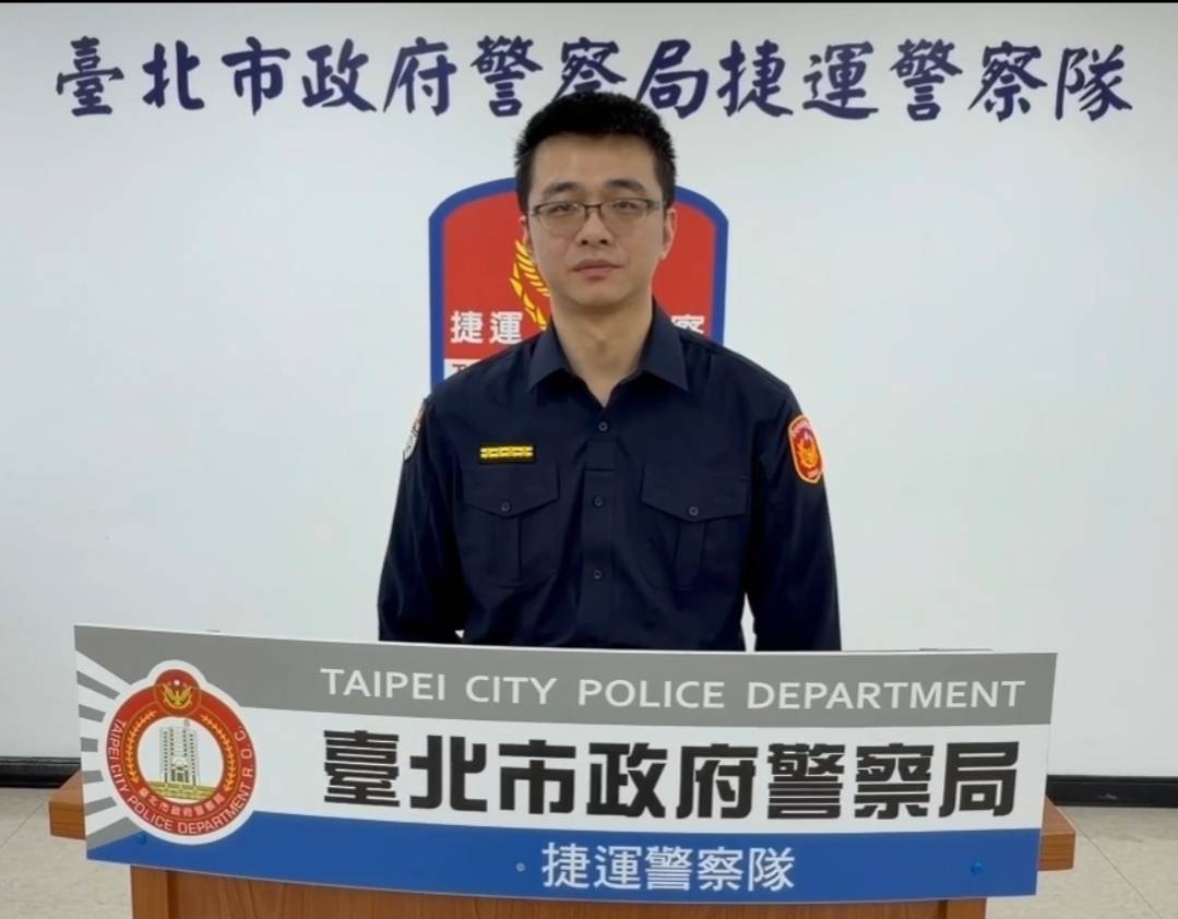 捷運警察隊隊長廖洛育說明情況。(記者李健興翻攝)