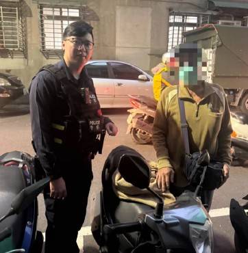 員警火速尋回失車並與老翁合影(圖/記者戴昱弘翻攝)