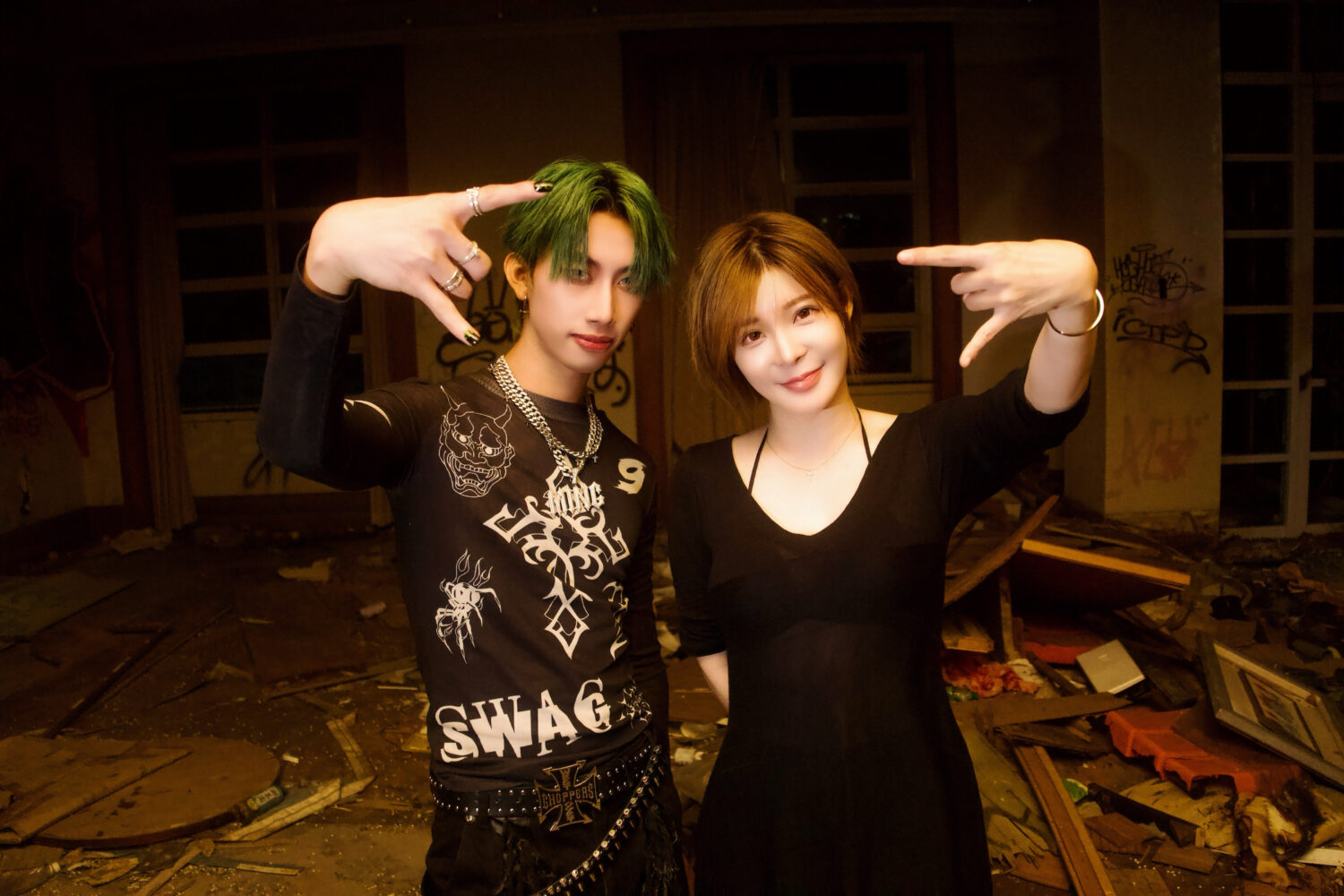 小銘LIL MING(左)全新單曲〈GET IT UP〉 MV 邀請孟子第七十三代孫女孟慶而執導。(圖/艾芮可公關 提供)