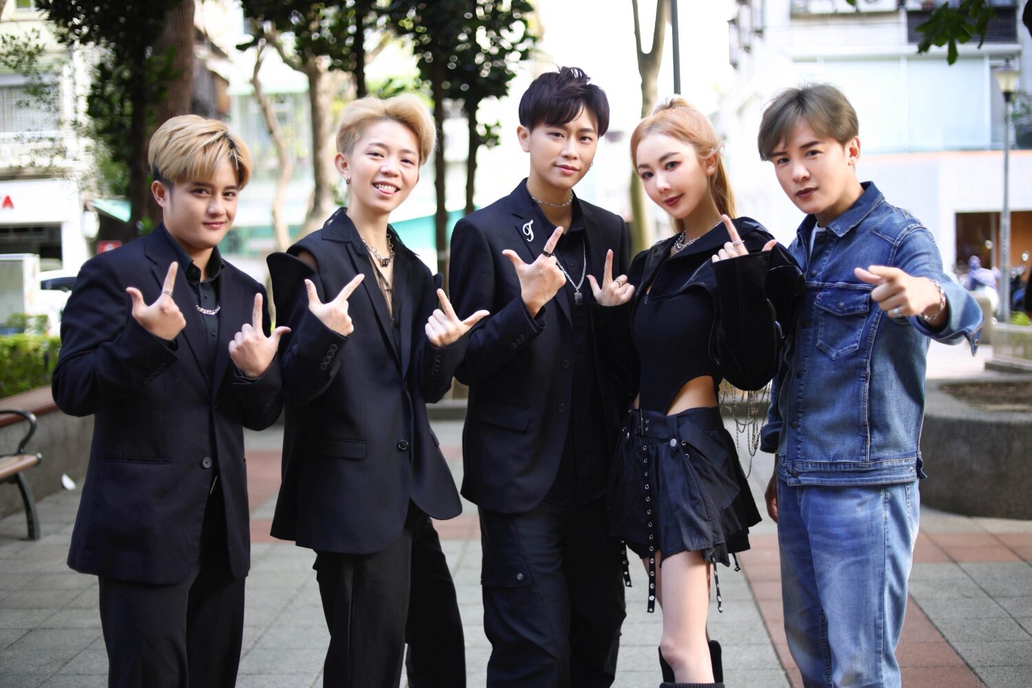 (由左至右)多元星勢力團體「心動宇宙U N V」、「公益女神」楊婷婭、經紀人歌手金志遙一起響應《Come get my love》。(圖/心動藝能 提供)